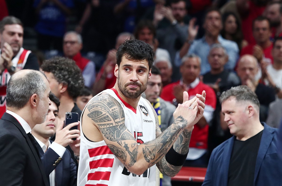 valiapilianidi on Twitter: "This ‼️ Giorgos Printezis was in tears after  the match, which was (probably) his last in the @EuroLeague The fans were  on their feet for Olympiacos' captain #F4GLORY #EuroLeague #