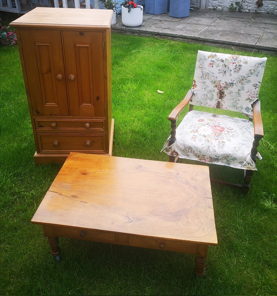 Miss_AppleEYFS's tweet photo. Oh my! A tiny arm chair, coffee table and wardrobe!! Cannot wait to create my new reading/storytelling area. Thinking 'The Lion, the Witch and the Wardrobe' vibes. Just need a lamp post! 🤔 #earlyyearsenvironment #earlyyearsteacher #earlyyears #phonics #teachersofinstagram https://t.co/kXsEiL3BFs