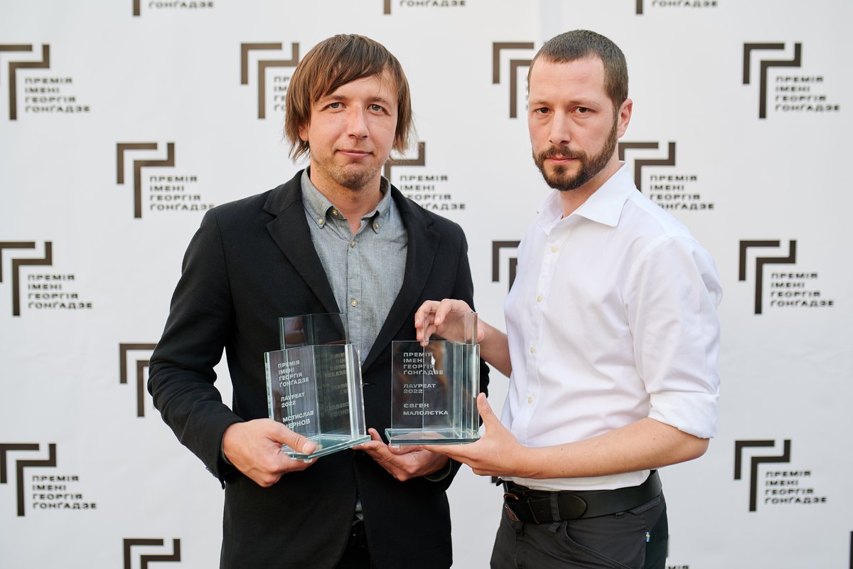 We are proud to announce that Ukrainian photographers Mstyslav Chernov (@mstyslav9) and Evgeny Maloletka (@EMaloletka) received the 2022 Georgy Gongadze Prize. They were the only international media journalists reporting on #Mariupol’s siege by the Russian military.