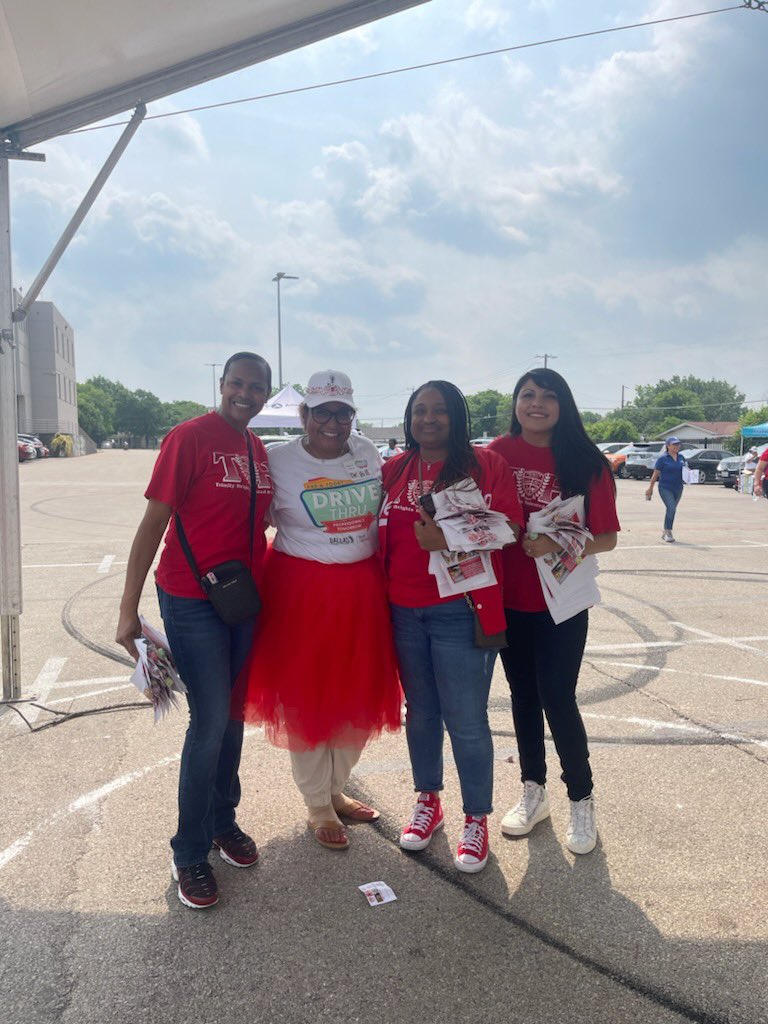 THeightsTAG's tweet photo. Trinity Heights TAG hanging out with @DrElenaSHill and the Early Learning Department. Great Community Event!
@MarMasters7 
@RyanZysk 
@DISDMagnets @TransformDISD 
@dallasschools 
@ICanReadDallas 
@dallas_hippy https://t.co/JBLrpJYjyM