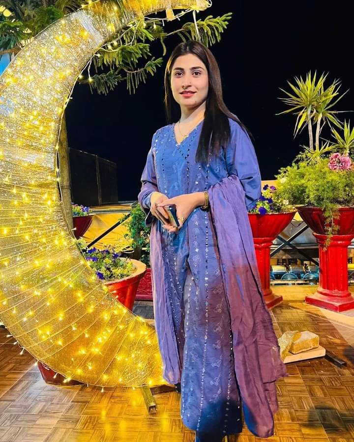 zoi_hashmi's tweet photo. آج چھیڑو نہ نبھانے کی باتیں_
آج ھم دُکھ سے بھرے بیٹھے ھیں💔 https://t.co/GHPCsp7sfV