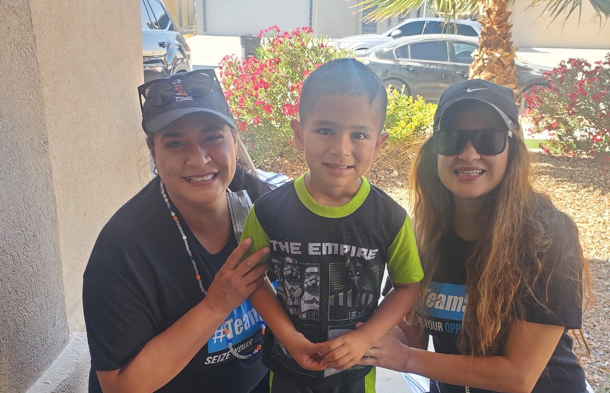 DSShook_ES's tweet photo. Beautiful Saturday morning to visit with our families and meet a future Rattler. #TeamSISD #ShookASCENDStogether #SeizeYourOpportunity https://t.co/pHD8QljuKX