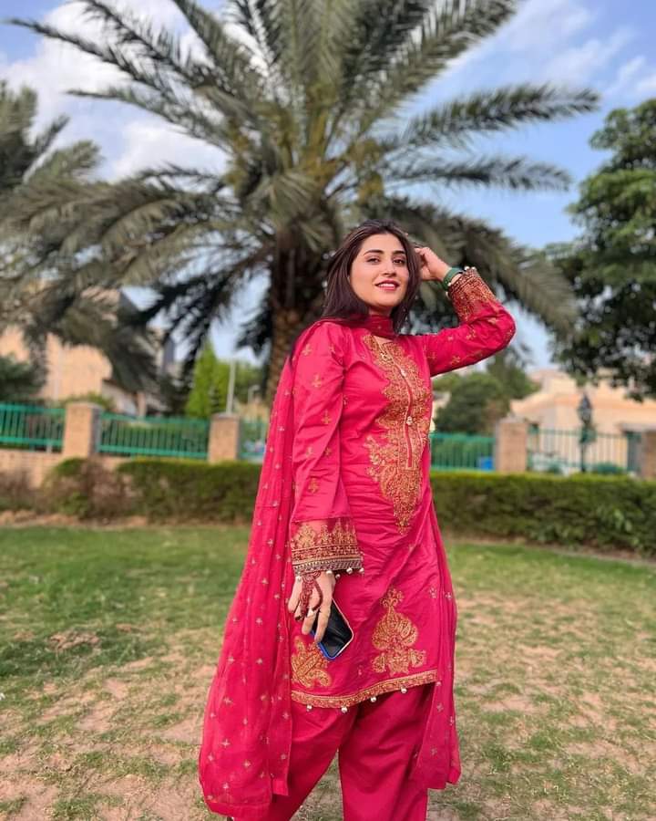 zoi_hashmi's tweet photo. میرا پورا چہرہ کِھل سا جاتا ہے ����
جب تم  حق سے کہتے  ہو " تُم صرف میری  ہو" 😘 https://t.co/h922SfduFD