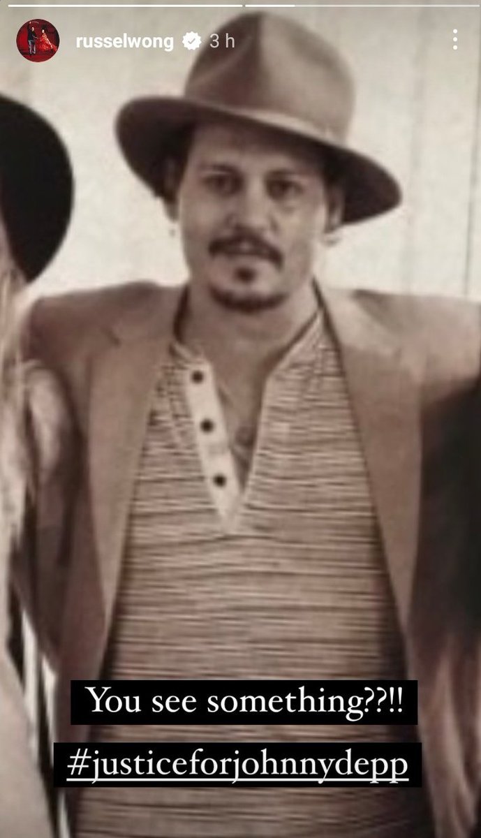 No_Reason_Jenz's tweet photo. Russell Wong who took this photo of Johnny and Amber on honeymoon has posted this on Instagram.

He has also zoomed in and said “You see something?” which clearly shows the mark on Johnny’s face. He also used the hashtag #JusticeForJohnnyDepp showing his support of Johnny. https://t.co/uPPjzYRnKS