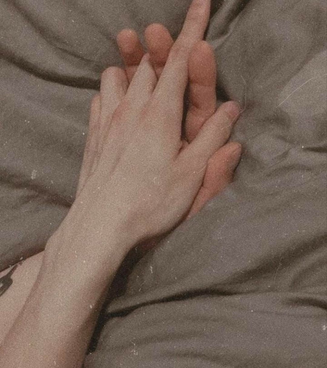 Переплетенные пальцы рук
