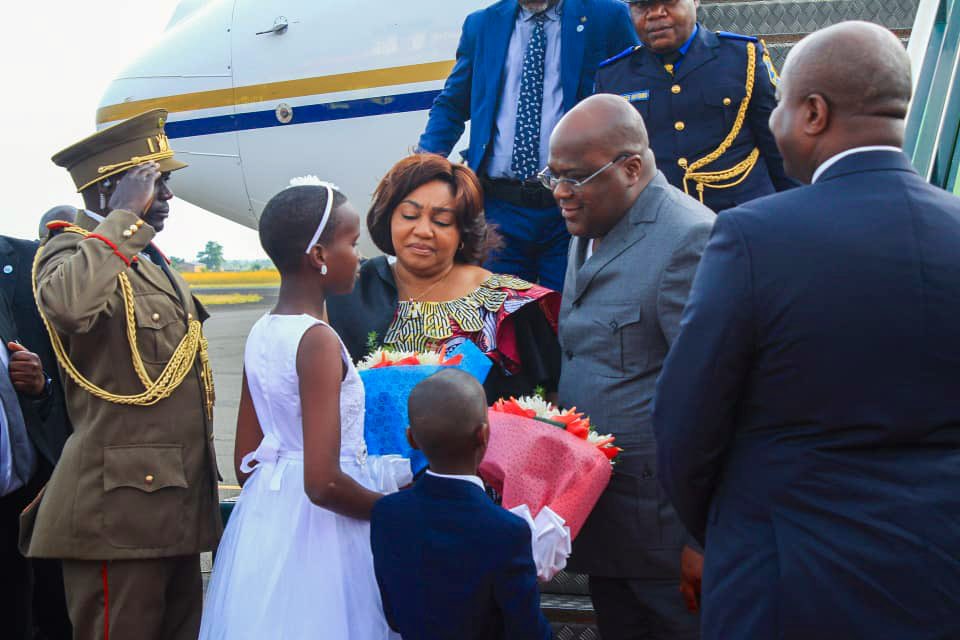 NtareHouse's tweet photo. Le Président de la République Démocratique du Congo SE Félix-Antoine Tshisekedi Tshilombo, accompagné par la distinguée Première Dame @DeniseNyakeru, est arrivé au #Burundi où Il a été très chaleureusement accueilli par le Ministre burundais des Affaires Étrangères Amb @AShingiro https://t.co/1ALmcdfVOk