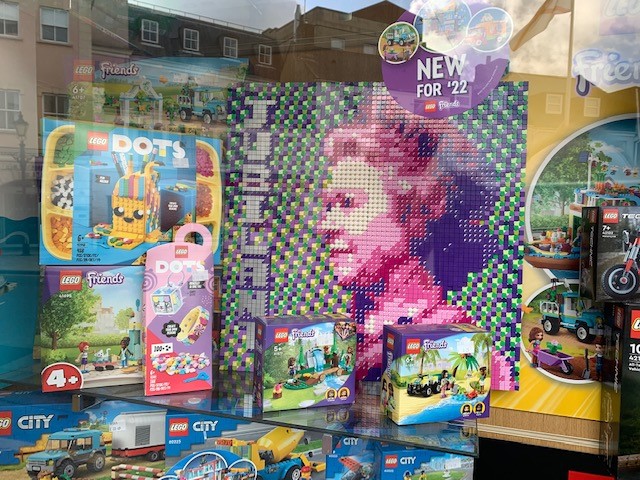 ToymasterLtd's tweet photo. How awesome is this Jubilant Queen made entirely from LEGO Dots? Our very own Bambola Toymaster in Jersey created this!
Have you made any Jubilee creations?
#toymaster #shoplocal #platinumjubilee #queen #royalty #independenttoyshop https://t.co/ySdHQiHIxX