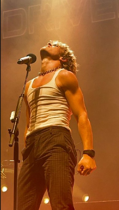 IsaaTorres_'s tweet photo. Los hombres prefieren un cuerpo lindo, nosotras a Ross Lynch. https://t.co/Y9pwUVCmf1