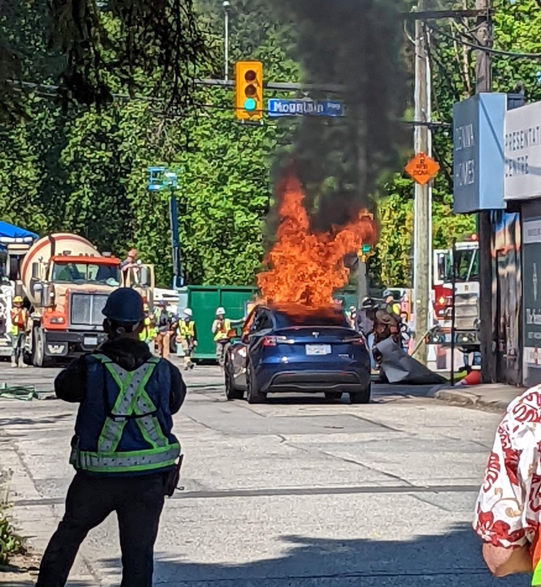 mmpadellan's tweet photo. Many people are saying that Elon Musk wants to buy Twitter so that he can stop people from retweeting pics of Teslas spontaneously combusting.

So whatever you do, don't RT this.
Please, for Elon's sake. https://t.co/8SZEjg5ffQ