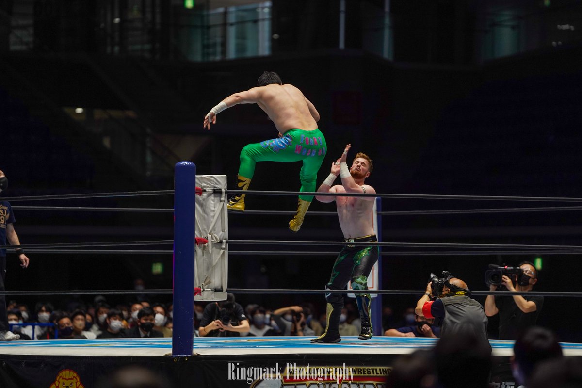 RingmarkPhotos's tweet photo. Taguchi and his Funky Weapon are quite graceful. @taguchiryusuke @francescoakira @njpwglobal @NJPWofAmerica @njpwworld #BOSJ #BOSJ29 #FunkyWeapon https://t.co/RP4RkOhg96