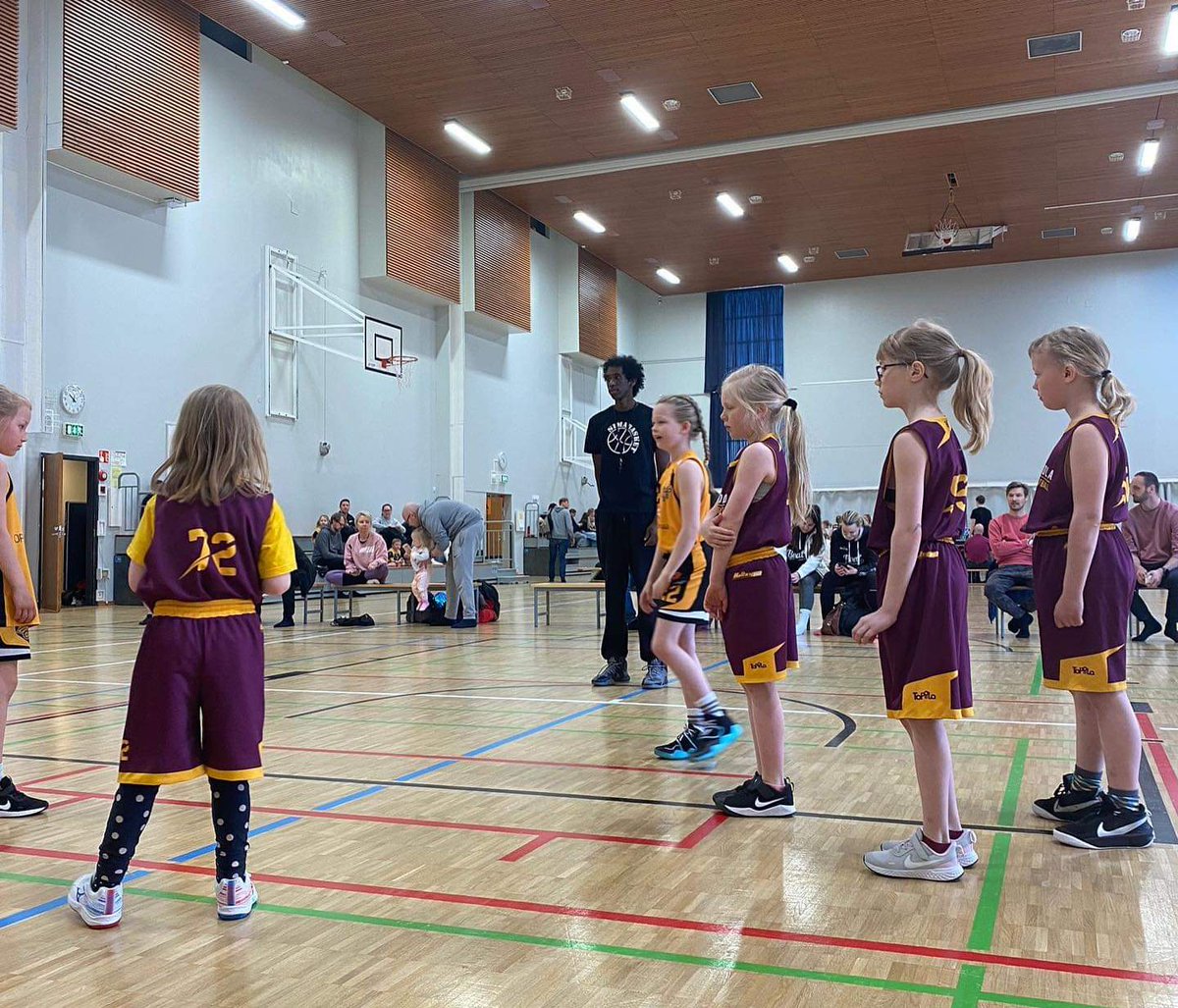 ToPoLa_Basket's tweet photo. Pojat 2015 ja Tytöt 2014-2015 viettivät tänään iloista turnauspäivää Sima Basketissa Järvenpäässä. Monelle pelaajalle kyseessä oli ensimmäinen turnaus ikinä. Upean päivän kruunasi kaikille jaetut mitalit. #SimaBasket #Järvenpää #Topola_Basket  #KorisOnKivaa https://t.co/OXl78dRZy5