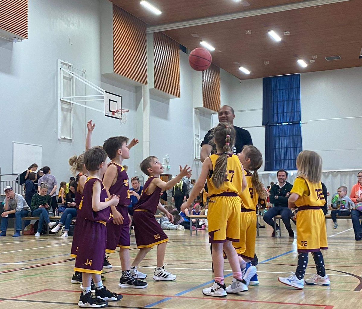 ToPoLa_Basket's tweet photo. Pojat 2015 ja Tytöt 2014-2015 viettivät tänään iloista turnauspäivää Sima Basketissa Järvenpäässä. Monelle pelaajalle kyseessä oli ensimmäinen turnaus ikinä. Upean päivän kruunasi kaikille jaetut mitalit. #SimaBasket #Järvenpää #Topola_Basket  #KorisOnKivaa https://t.co/OXl78dRZy5