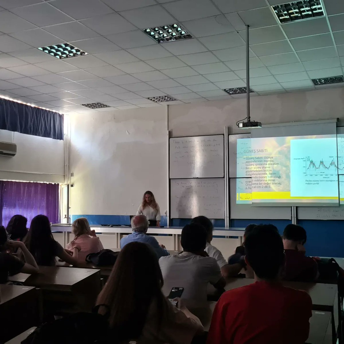 euastroege's tweet photo. Ege Üniversitesi 42.Kültür Sanat ve Spor Şenliği kapsamında 17 Mayıs günü  Astronomi ve Uzay Bilimleri Bölümü ve Astronomi Topluluğu olarak düzenlemiş olduğumuz "Güneş Aktivitesi" semineri ve Güneş Gözlemi etkinliğimizden kareler.🌠
Katılan herkese teşekkür ediyoruz. https://t.co/LzETclBU5s