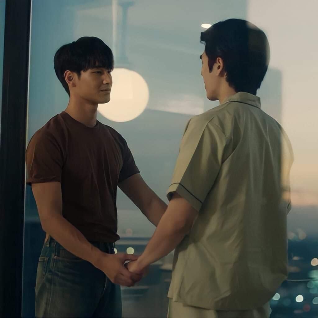 nacreousV's tweet photo. Whatever happens, promise me to come back to me❤️😭
#KinnPorscheEP7 
#KinnPorscheTheseries 
@milephakphum @Nnattawin1 https://t.co/ah2tBZDVst