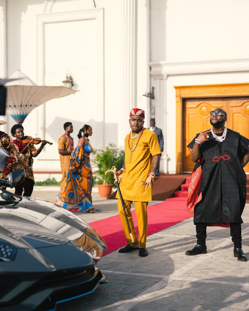 closetswitch_wn's tweet image. Totally didn&apos;t see this coming... @DaBabyDaBaby and @davido rocking that Nigerian cultural looks to die for. #AfricanExcellence
Got my eyes on Dababy looking like an Igbo man.

#cswn #