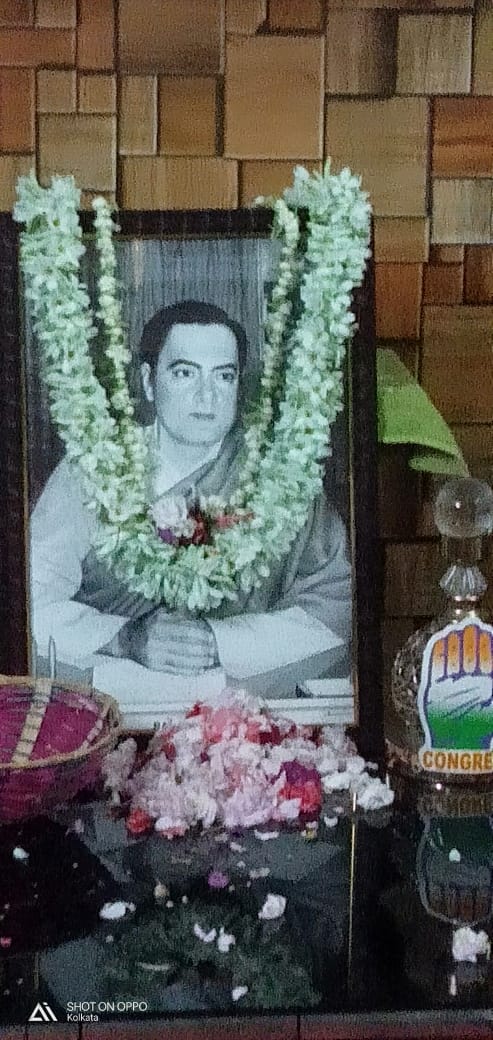WestBengalPMC's tweet photo. Under the leadership of AIMC Prez. @dnetta ji, today @WestBengalPMC observe the Martyrdom day of Sh.#RajivGandhi ji, &amp; in the honor of today, pays floral tributes &amp; distributes food packet to some poor children.
This program organised by WBPMC Secr. GB Gunja.
#RememberingRajiv ji https://t.co/leBHuFMkU3