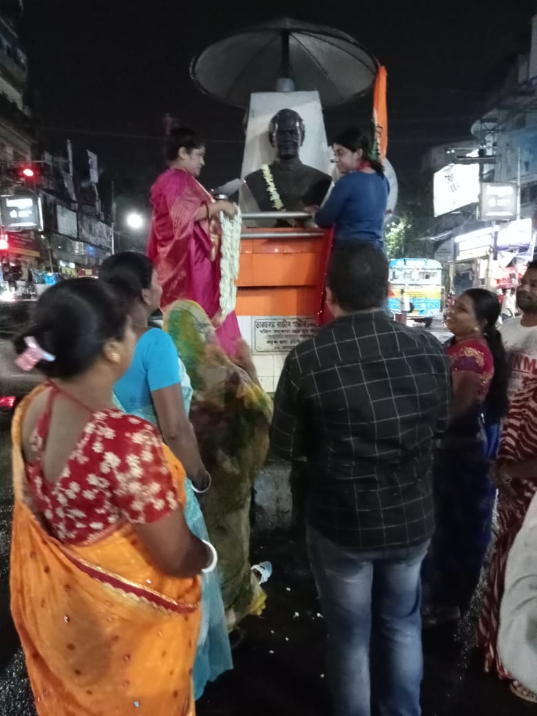 WestBengalPMC's tweet photo. Under the leadership of AIMC Prez. @dnetta ji, today @WestBengalPMC observe the Martyrdom day of Sh.#RajivGandhi ji, &amp; in the honor of today, pays floral tributes &amp; distributes food packet to some poor children.
This program organised by WBPMC Secr. GB Gunja.
#RememberingRajiv ji https://t.co/leBHuFMkU3