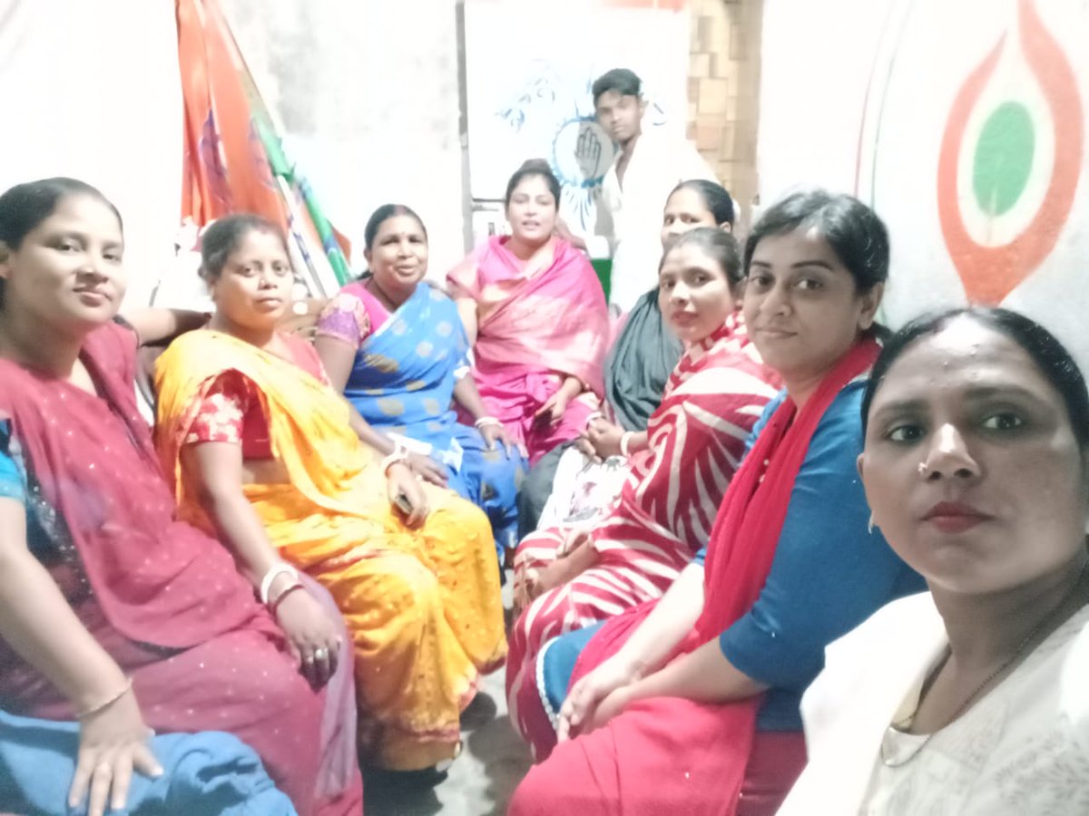 WestBengalPMC's tweet photo. Under the leadership of AIMC Prez. @dnetta ji, today @WestBengalPMC observe the Martyrdom day of Sh.#RajivGandhi ji, &amp; in the honor of today, pays floral tributes &amp; distributes food packet to some poor children.
This program organised by WBPMC Secr. GB Gunja.
#RememberingRajiv ji https://t.co/leBHuFMkU3
