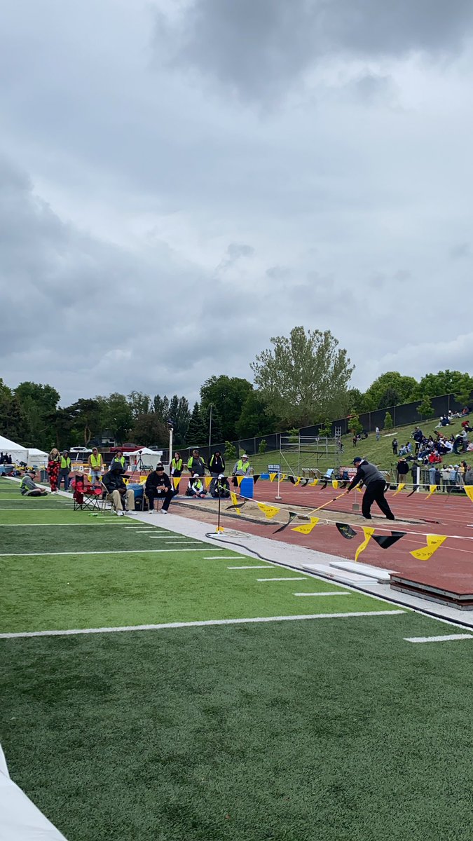 First up for the #emwolves is Savana Krupicka in the TRIPLE JUMP. 

Tyler Due in the POLE VAULT 🔜