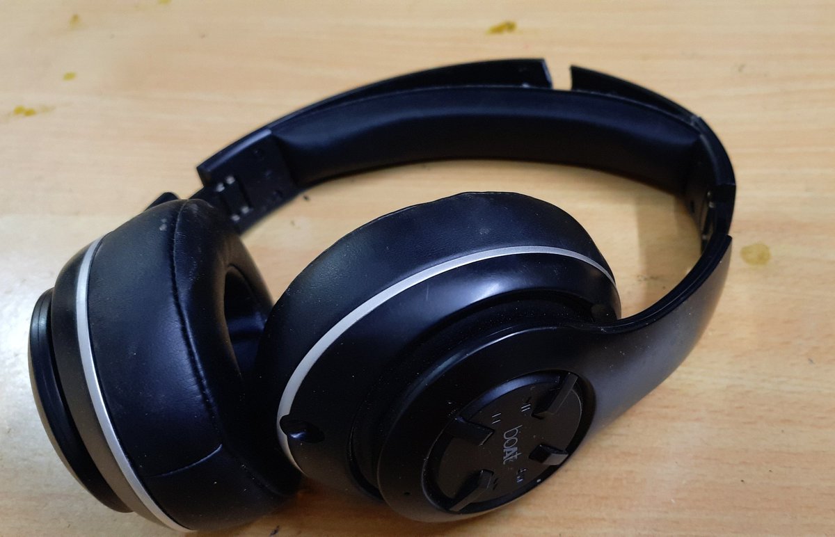 N_PRASANN07's tweet photo. This is the worst build quality of boat rockerz 560 headphone.This was broken after 15days of purchase, when I was goes to shop for this problem then they told that it's broken so we can't changed it.i request to #boat replace my headphone with another one.#boatindia #bycottboat https://t.co/kRzh2Jwgr2