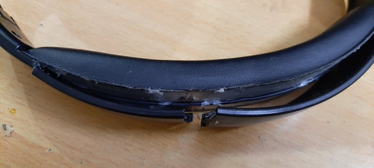 N_PRASANN07's tweet photo. This is the worst build quality of boat rockerz 560 headphone.This was broken after 15days of purchase, when I was goes to shop for this problem then they told that it's broken so we can't changed it.i request to #boat replace my headphone with another one.#boatindia #bycottboat https://t.co/kRzh2Jwgr2