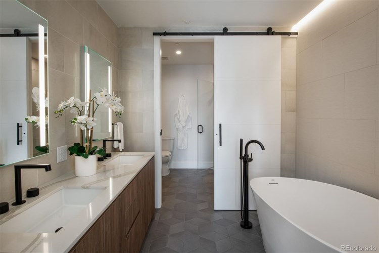 DenverCondoShop's tweet photo. 📍 1901 Wazee Street #1007
The amenities at this McGregor Square Residence are endless: a private social club, a pet relief area on the 3rd floor, and a private security team 24/7. Learn more. https://t.co/g4AQxu0cHf

📸: Teri Fotheringham Photography. https://t.co/RJoG7cDdyz