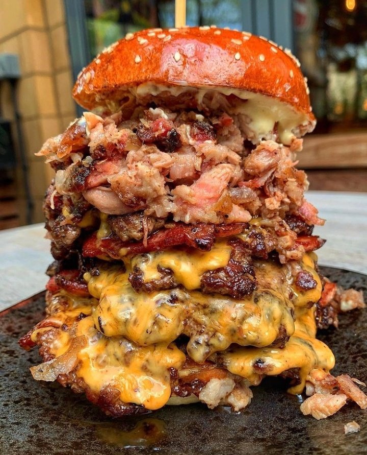 TensaiMovil's tweet photo. "a burger has no end"😂😂🤤

📸 IG reddogsaloon https://t.co/nCWBNdsYA1