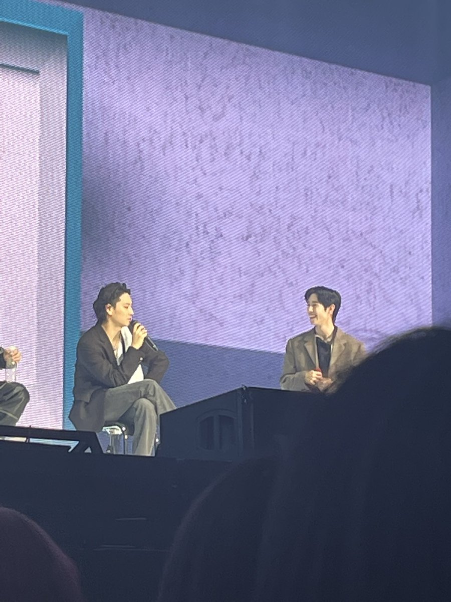 feudebois93's tweet photo. 토크 내내 오래된 부부 바이브였다고 생각 https://t.co/i6UHWB1K72