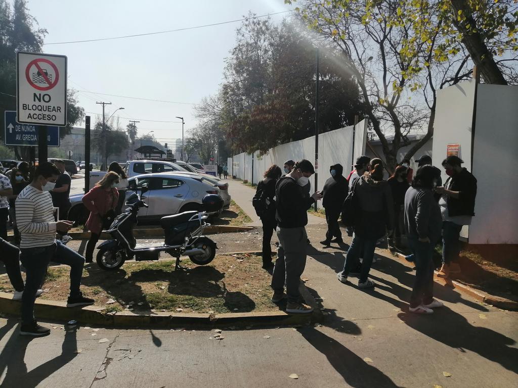 pipotorres's tweet photo. @ministeriosalud urgente!! Cierran antes local de vacunacion en @MuniNunoa, esto se va a desbordar por ira de la gente @chilevision @CHVNoticias @rodrigosepu @meganoticiascl página informa cierre 13.00 hrs y encargada cierra a las 12.00 https://t.co/TS2T6PWYll