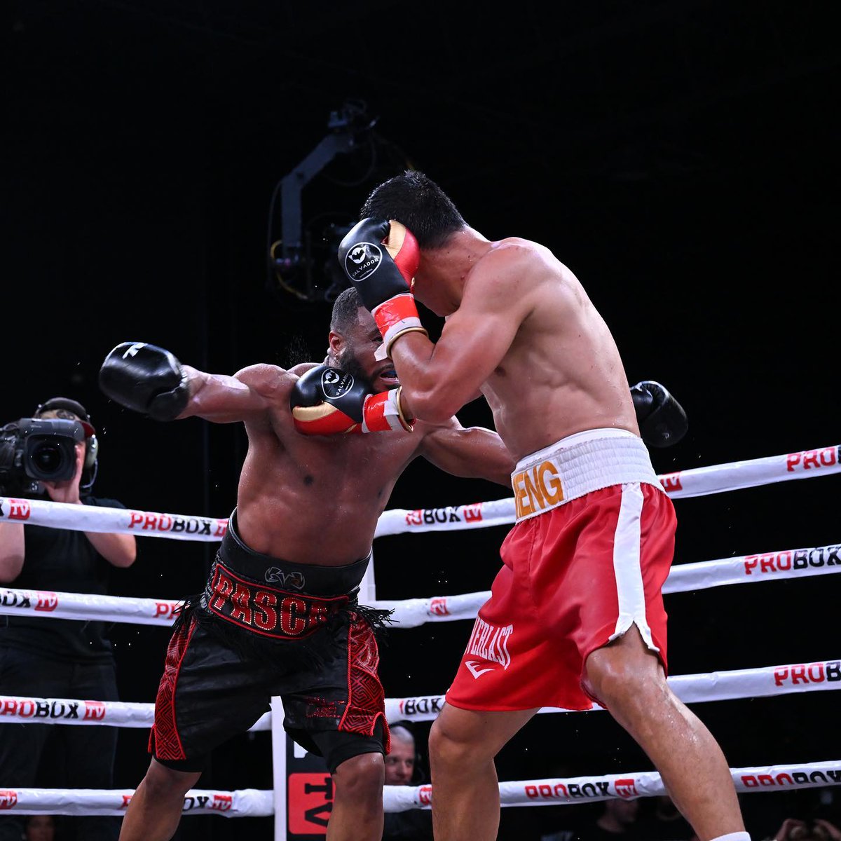 BatmanBoxing's tweet photo. Jean Pascal showing his DOUBLE WHAMMY for Fanlong Meng #MengPascal https://t.co/qCliBR55Rf