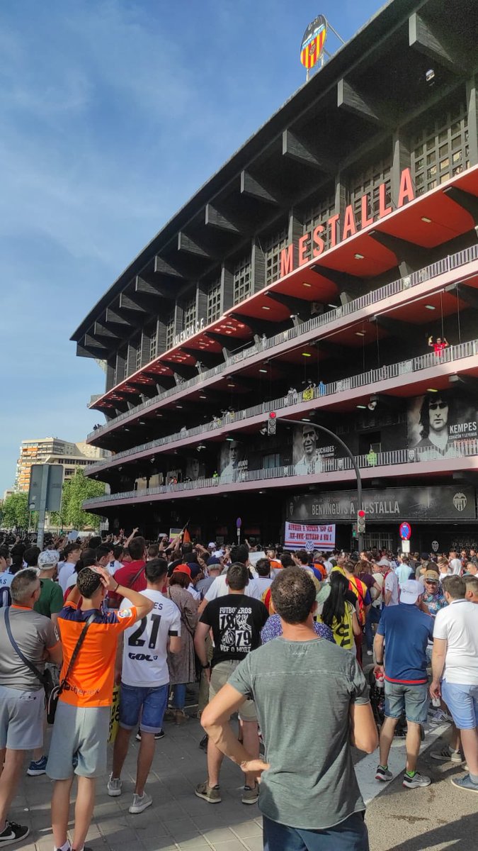 CAYECOSTA's tweet image. @elmatxplaza mi sobrina @Sandyusky embarazada de almendrita…enseñandole ya lo que es ser del Valencia…orgullo