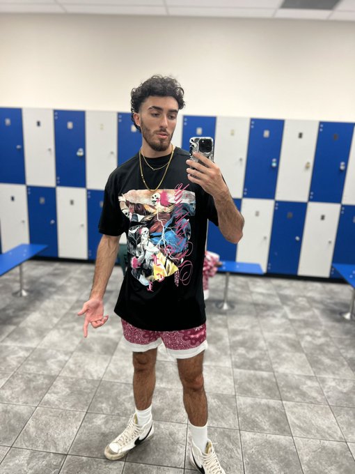 Shirt on or off?  Rt if you like the fit today 😛 https://t.co/JpuSkXM81g