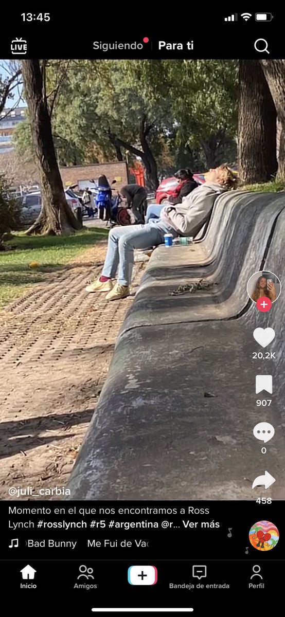 _soolchi's tweet photo. lo mejor d este año fue ver cómo ross lynch tomaba solcito en la plaza acá en argentina https://t.co/eq4O1duodf