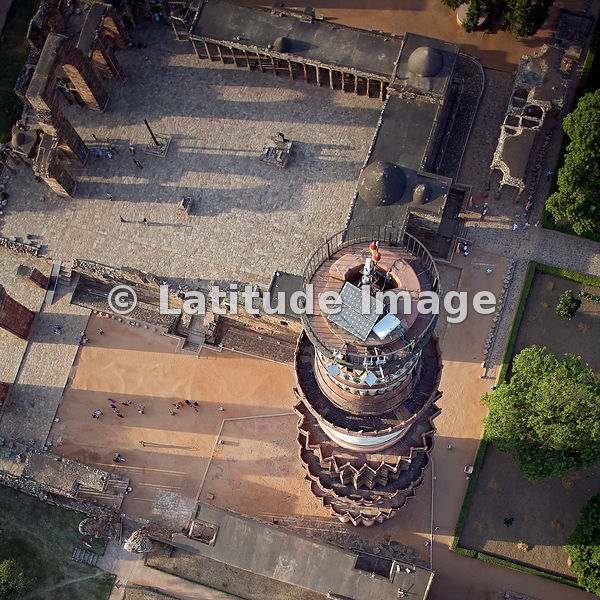 kamlesm's tweet photo. similar images photography done #drone camera can reveal many views of #QutubMinar #kutub minar?
rooftop shows something? is it for lighting in night? https://t.co/mCl3kqqQC7