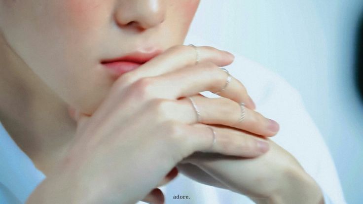 yourpeachies's tweet photo. Jaehyun's pretty hands https://t.co/caXrPUhT5J