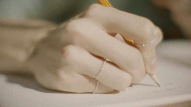 yourpeachies's tweet photo. Jaehyun's pretty hands https://t.co/caXrPUhT5J