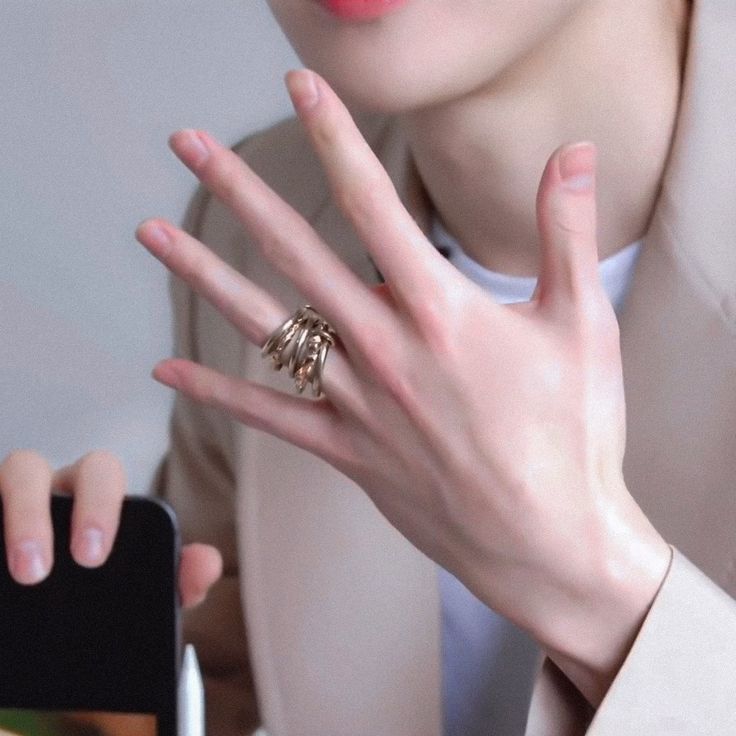 yourpeachies's tweet photo. Jaehyun's pretty hands https://t.co/caXrPUhT5J