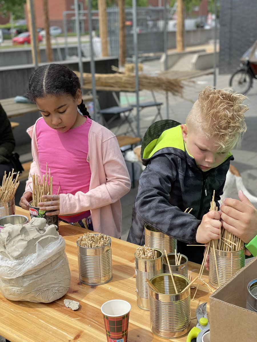 kinderwijkteam's tweet photo. @ArnhemsKlimaat @Presikhaafnet @IntratuinArnhem @RozetArnhem Maak je eigen bijenhotel of zaaipotje🥰 https://t.co/ympgbqCFro