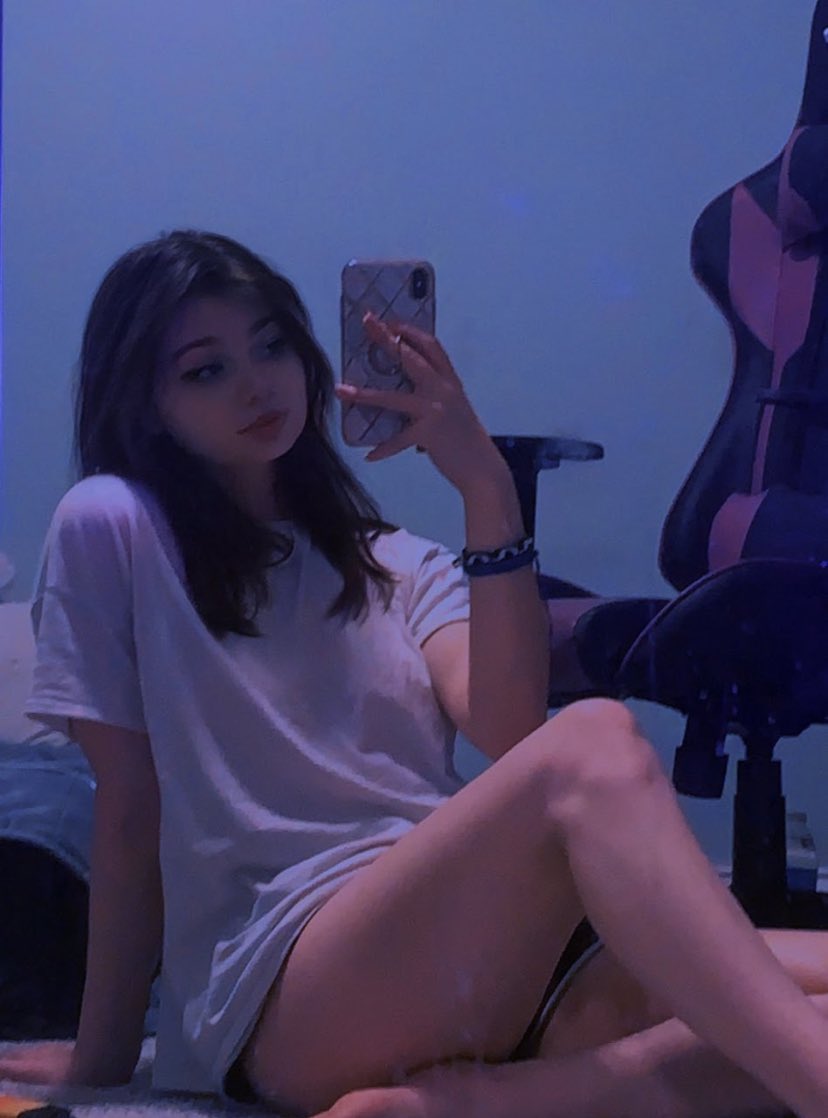 pinalilii's tweet photo. vous faites quoi vous aujourd’hui ? 🙂

moi j’suis trop chaude 🥰 https://t.co/copl77HuYs