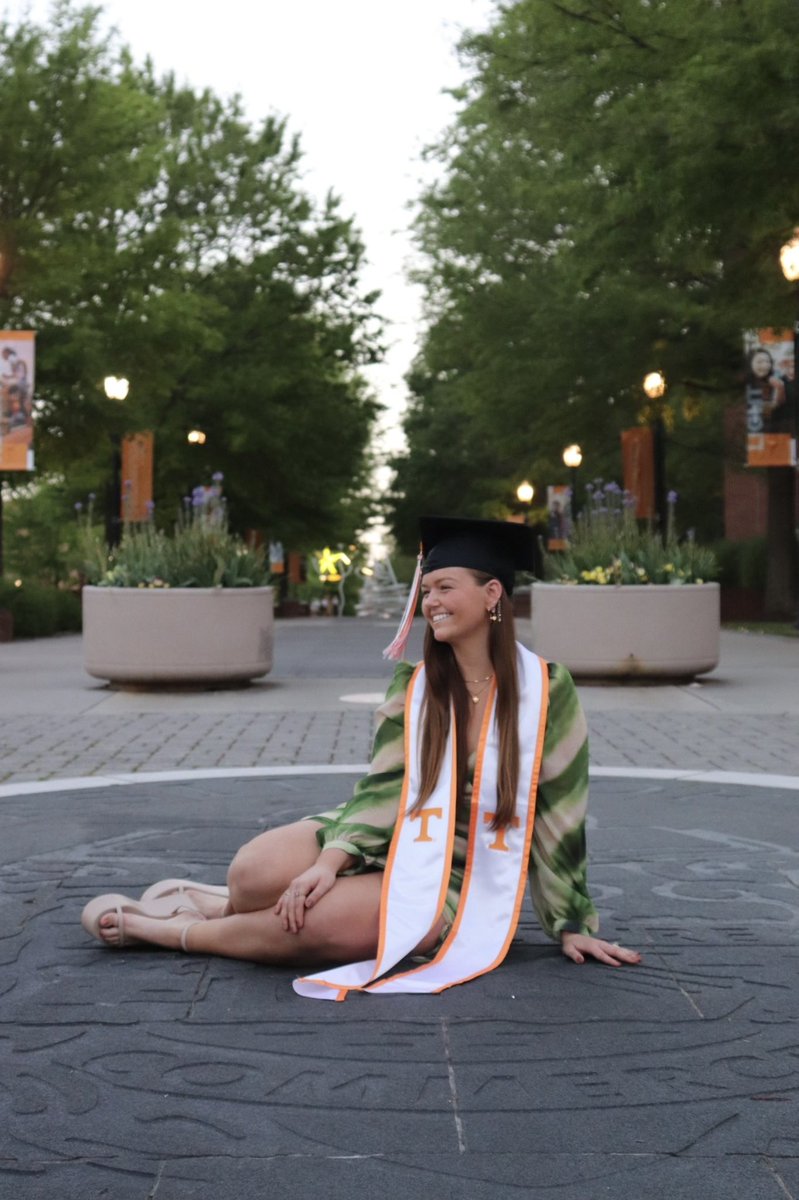 hhcraigg's tweet photo. Congrats Juji!!!!! You did it! #UTgrad2022 https://t.co/9CXPMncBWr