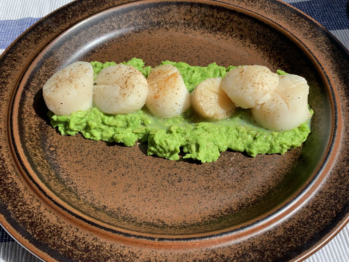 clofhjelm's tweet photo. Kampasimpukka ja hernepyree.
Kammussla med ärtpuré.
Scallops and pea puree.
#ruokatwiitti #foodtweet #valokuvaus #photography #ruokakuva #matbild #foodphoto https://t.co/cVMkAt6y9S