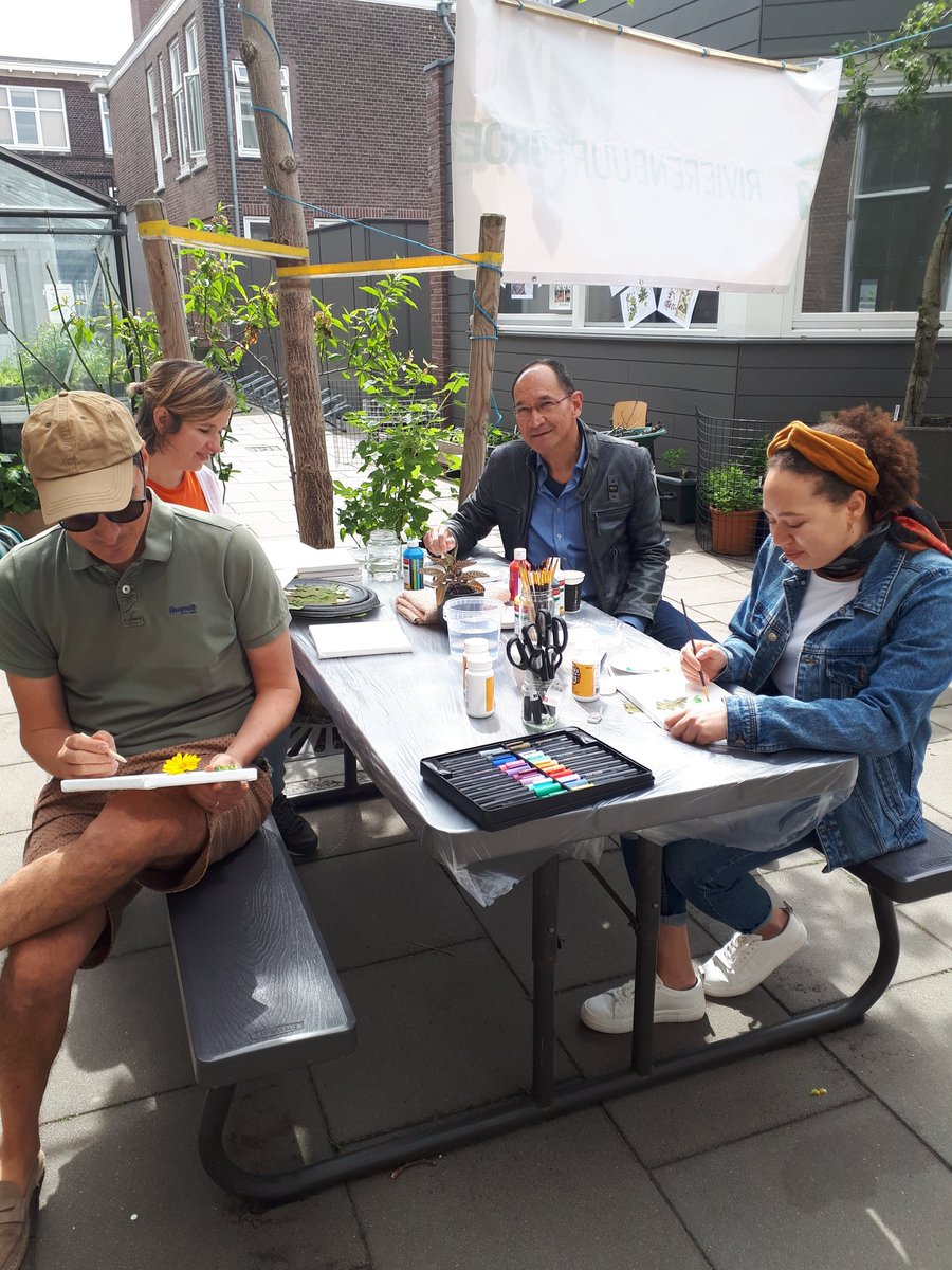 Wat een goede sfeer, volop belangstelling voor de kunst-atelierroute in de Rivierenbuurt met workshops, open huis bij kunstenaars en een gezamenlijk buurtkunstwerk. Tof die verbinding!