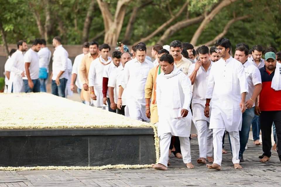 IYCPendraGPM's tweet photo. छत्तीसगढ़ युवा कांग्रेस के अध्यक्ष श्री @Cocopadhi जी ने पूर्व प्रधानमंत्री भारत रत्न स्व. श्री राजीव गाँधी जी की पुण्यतिथि पर उन्हें श्रद्धा सुमन अर्पित किया।

#RememberingRajivGandhi https://t.co/uYGXU8l3YV