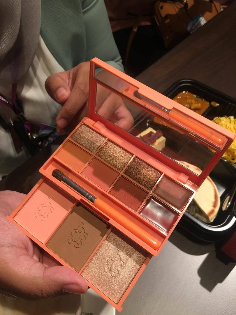 _NaniNajwa's tweet photo. Look at this! Real photo 😱 so yumsss rasa nak makan ye so kiut! Eyeshadow matte and shimmer, blusher, shading semua ada belaka dannnnn pigmented ✨ sekali calit melekat pekat hokayyy
☎️ https://t.co/MPl67CvSGu
#squadsyiera
#ivaangles
#obsesspeachparfait https://t.co/fSgUcgF6BO