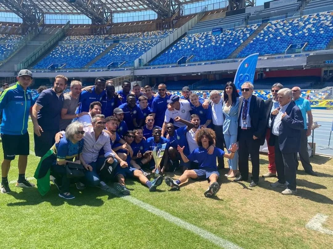 afronapoli's tweet photo. SIAMO CAMPIONI! I LEONI DELL' AMATORIALE VINCONO LA PARTENOPE CUP! Un successo che arricchisce il nostro percorso di integrazione e inclusione che dedichiamo a tutti i rifugiati ribadendo il nostro NO ALLA GUERRA. 

#aics#stadiomaradona #refugeeswelcome #againstracism #againstwar https://t.co/KtIisf2mIi