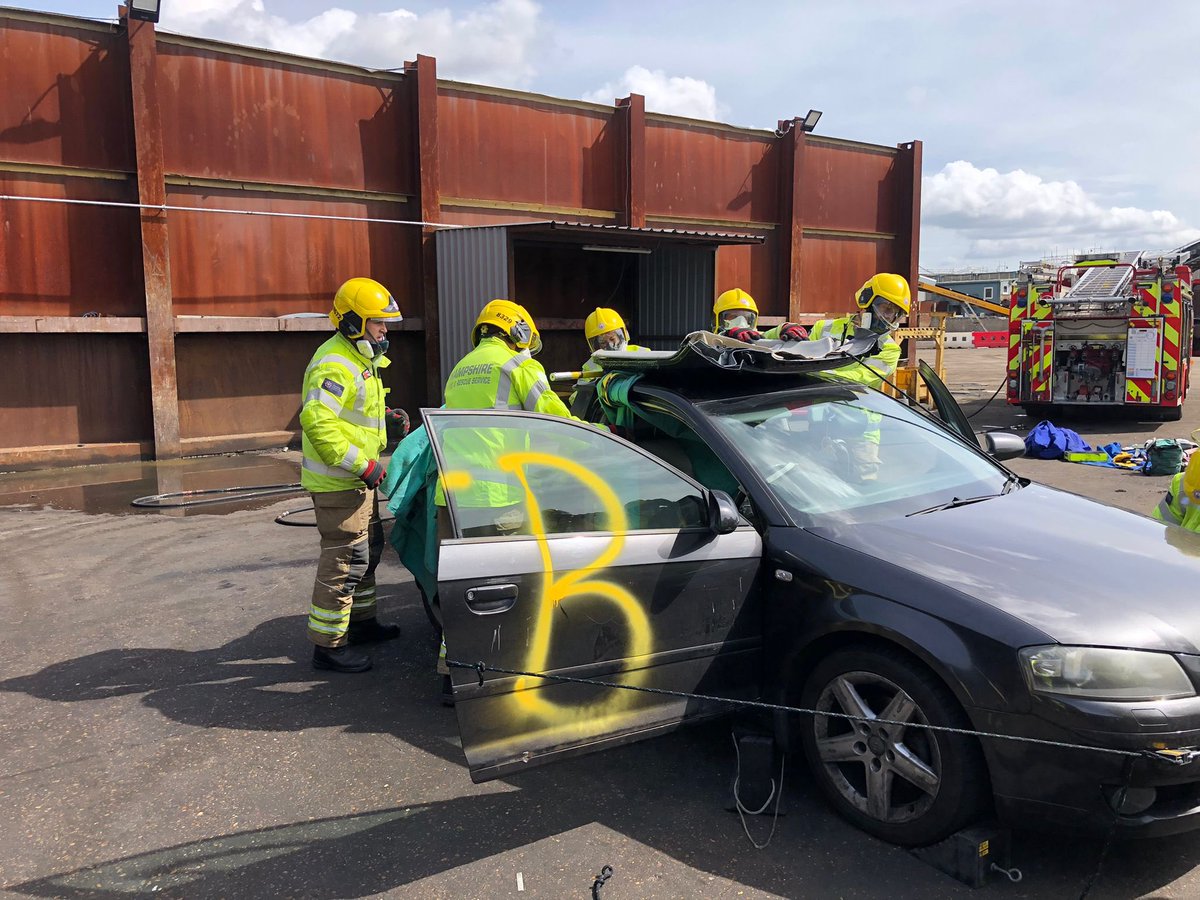 RTC training for White Watch this morning, Incident scenario with the crew using a B Post Flap for casualty extrication from the front drivers position. Thank you @EMRrecycling Portsmouth for use of cars and venue. Always learning.  @craigsadler3  @robmbarrow @HantsIOW_fire https://t.co/7j3uwPgfQ9