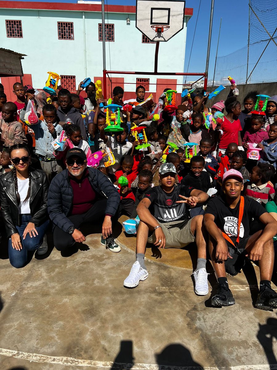 ShadesFrance's tweet photo. 🤍 OBOY a organisé un concert dans la plus grande salle de Madagascar.

Résultat : sold-out en 2 jours.

L’artiste a ensuite décidé de reverser 100% de bénéfices à une association 👏 https://t.co/eVciTbWzPD