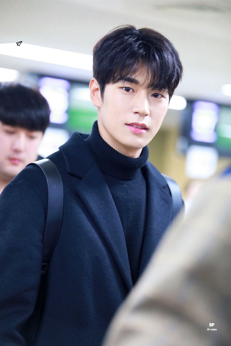 D8201_'s tweet photo. 고작 1년 차이인데 느낌이 이렇게나 다름 https://t.co/ctqoexHphF