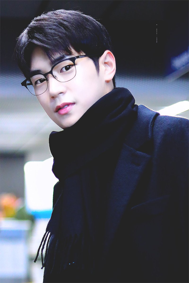 D8201_'s tweet photo. 고작 1년 차이인데 느낌이 이렇게나 다름 https://t.co/ctqoexHphF