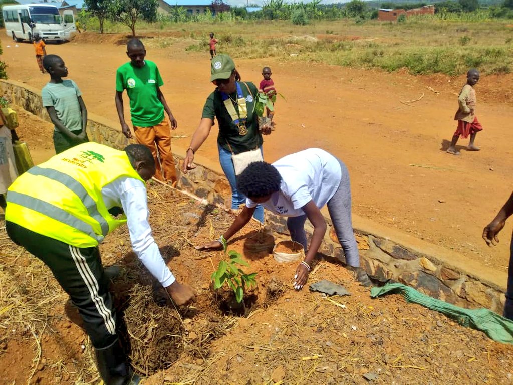 rckigali's tweet photo. "When we plant trees,we plant the seeds of peace and seeds of hope" - Wangari Mathaai.
🌱🌱To celebrate this #YouthServiceMonth, the #InteractClub of École Belge is planting their seeds of hope in @BugeseraDistr today.
#PlantWithRotary, #ServetoChangeLives https://t.co/Stj6Qmzlld